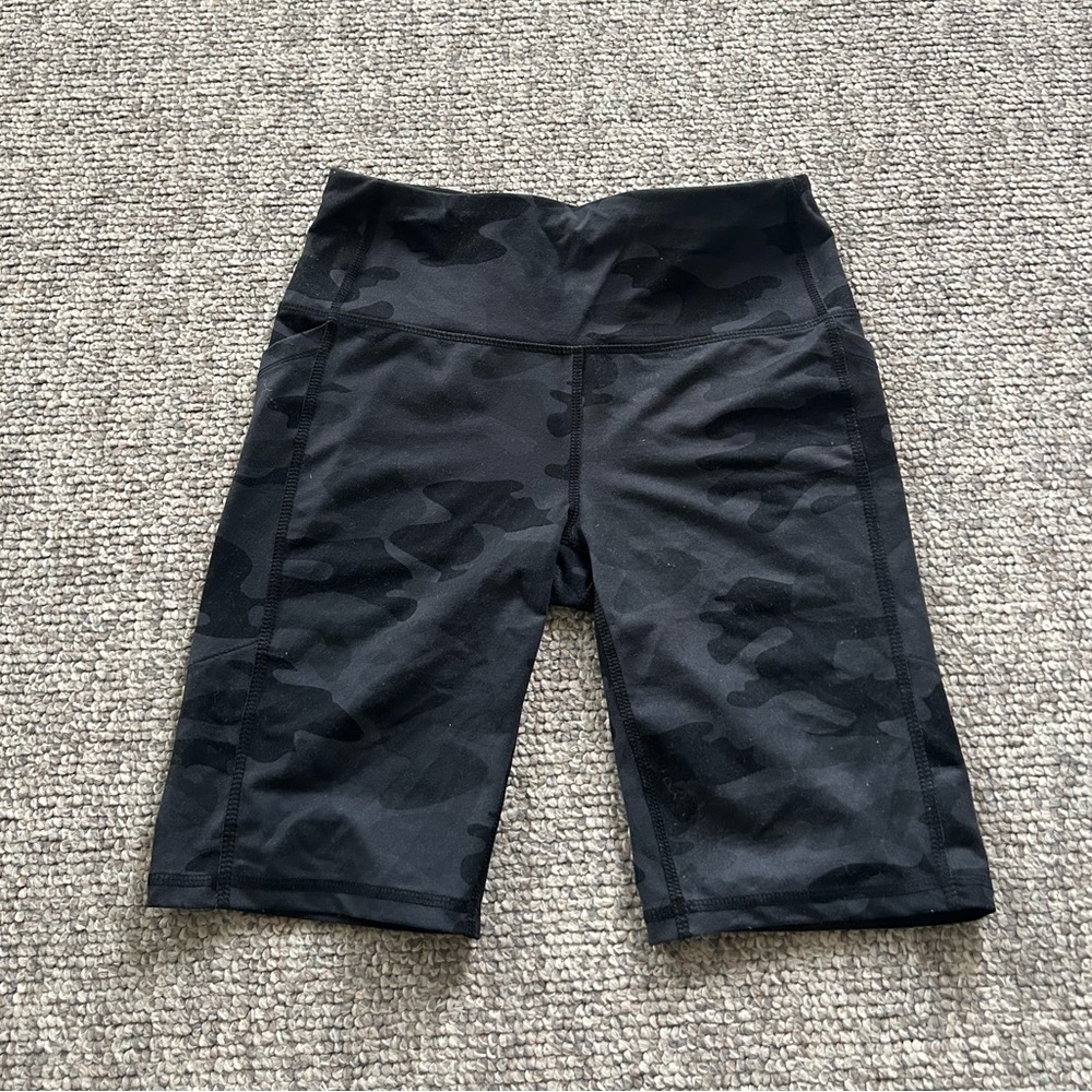 SMALL BLACK AND GREY CAMO DSG Women's Momentum 5" Shorts